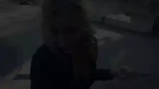 ارتباط حفلة: فتاة سمراء تبلع الحمض بعد لعب النقود