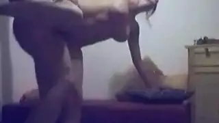زوجان هاويان يبثان جنسهما الصريح من المنزل