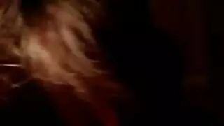 بنت صغيرة عاهرة تمص ديك مدربها بحرارة