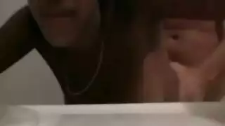 قذف في المرحاض: استمناء ذكر منفرد مع قضيب صديقه الأمريكي