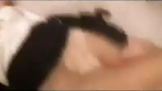 خيال الجنس المزدوج بينما العائلة نائمة في الجوار