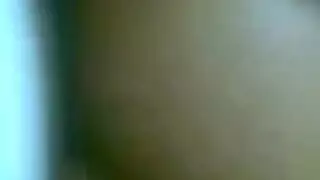 مراهق ممتلئ الجسم يفرك قضيبه حتى يقذف على بطنه