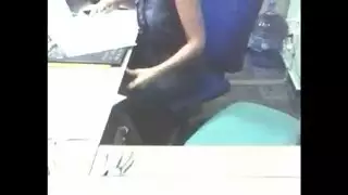 سمراء مثيرة تأخذ قضيبًا سميكًا في مهبلها الضيق