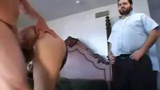 زوجة مثيرة تمارس الجنس مع رجلين بينما زوجها يستمني بالمشاهدة