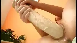 مراهقة سمراء ساخنة تخترق نفسها بدسار وأصابعها معاً