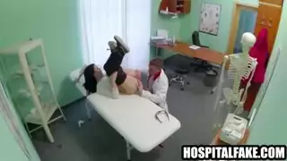 من الصعب على الفتاة الصغيرة يوم 4 من التصوير