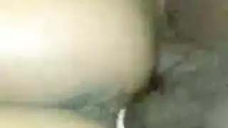 جولي السمراء النحيفة تمارس العادة السرية وهي ترتدي ملابس داخلية سوداء