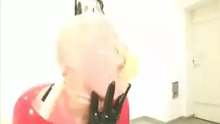مدّ حلماتها بأيدٍ مدهونة