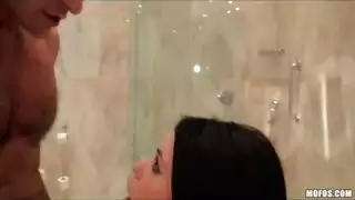 فتاة هنتاي تأخذ وضعية الكلب الخام القاسي مع قذف داخلي