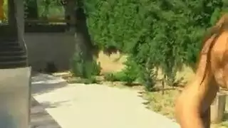 تجريد كامل بجانب سريرها، ثم ملء بالقضيب