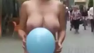 فتاة ساخنة في ثوب أحمر عارية وامتصاص قضيب صديقها بشغف