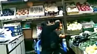 بائع هدوم مصري يغيرلها الكلت
