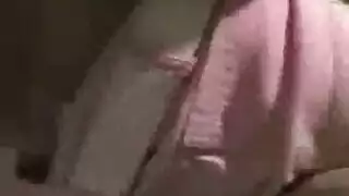 الكاميرا تلتقط كل بوصة من فرجها المبلول