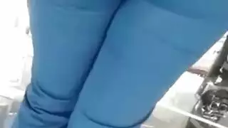سيدة ممتلئة تفتح فرجها للكاميرا