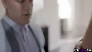 يضربهابقوة في مهبلها حتى تتبول عليه