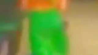 مراهقة نحيلة تأخذ القياسات قبل مشهد جنس فموي
