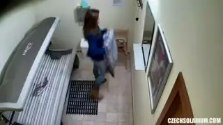 مراهقة عالقة ومربوطة في شبكة لمتعة جنسية قاسية