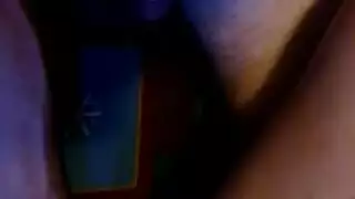 مراهق يفرك قضيبه غير مدرك لعيون تراقبه