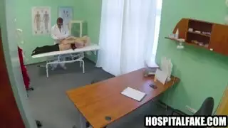 هزات متعددة: الهزاز يجعلني أبلغ الذروة على البلاط