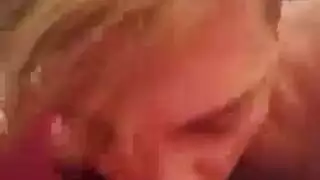 جلسة جنسية جامحة مع سمراء مجعدة الشعر في حالة شهوة