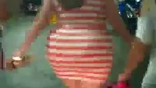 قضيب وحشي يمد مهبلين ضيقين