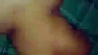 شاب يافع يمارس الجنس مع امرأة ناضجة محجبة بجواره