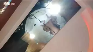 فرج الخادمة المبلل يتعرض لجنس قوي في المطبخ