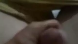 فتاة سمراء تمارس مص البلعوم لرجل أصلع مثير