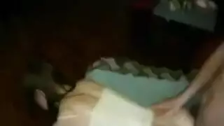 تحتاج امرأة سمراء رائعة إلى اللعنة الجيدة والتفكير في أنه لن يراها أحد يرتدي سراويل داخلية