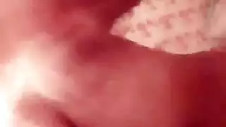 فتاة سمراء تأخذ حمًّا سميكًا على وجهها بالكامل
