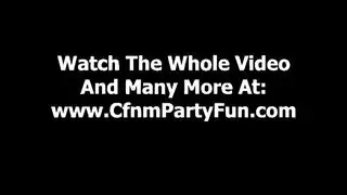 أفلام cfnm الإباحية: رجل نحيف تُستخدمه مهبلات متعطشة