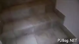 شقراء قذرة تتباهى بكسها الرطب للكاميرا