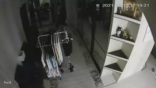 يشك فى زوجته فيضع لها كاميرا تصورها هي وعشيقها