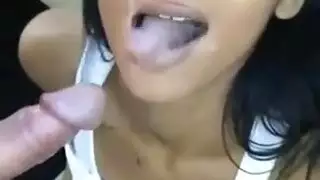 أيدرا فوكس تأخذ قضيبًا كبيرًا في تصوير إباحي صناعي