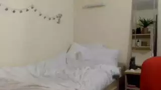 حل مالي للفتاة البريطانية: مص القضيب والحصول على قذف الوجه