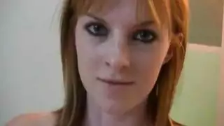 شقراء وقحة تأخذ قضيب أسود في حلقها بعد مصه في السيارة