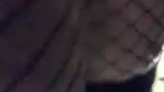 إباحية في المكتبة مع سيدة ناضجة ذات عيون زرقاء تأخذ قضيبًا بينما تحدق في العدسة