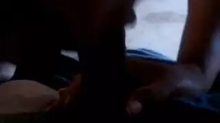 عاهرة جليسة الأطفال تتعلم مص الديوك الإباحية الضخمة بعمق