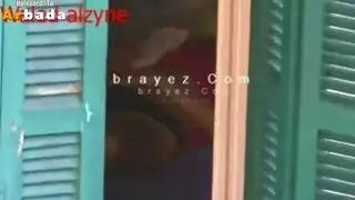 يتجسس عليها و هي نايمة و ينيكها