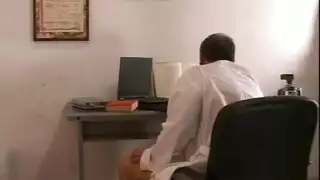 أفلام إباحية محرمة: الفتاة المدللة تمتلئ مؤخرتها بلعبة من أبيها
