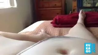 امرأة ناضجة تأخذ صديق ابنها للجماع على الكاميرا