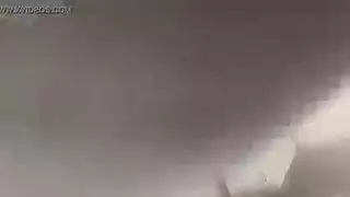 الرداء المزهر مفتوح بينما ميا ب الممتلئة تلعب بكسي