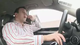 كس صغير يتم تناوله بقوة وعمق في مشهد إباحي
