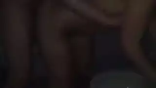 بنت تزور صديقتها ويلعبون لعبة البزل