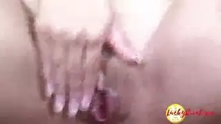 عاهرة سمراء تسمح للعملاء بضرب فرجها الرطب
