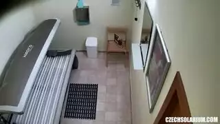 حركة عزلية متعرقة في صالون التسمير