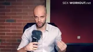 عاهرة سمراء تظهر لأول مرة في بنطال شفاف لعملية جماع جماعي عنيف