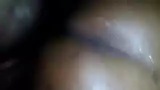 فتاة صغيرة ، فلورا تمتص قضيب ولدها الصعب وتدخله داخل فرجها
