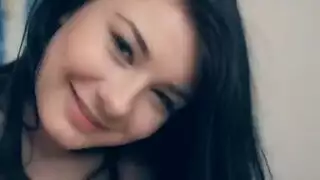 أنين عالٍ بينما سمراء مثيرة تلعب بكوسها الحليق
