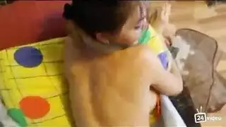 جنس قوي على سطح المسبح: عاهرة مقيدة بحزام تأخذه من الخلف